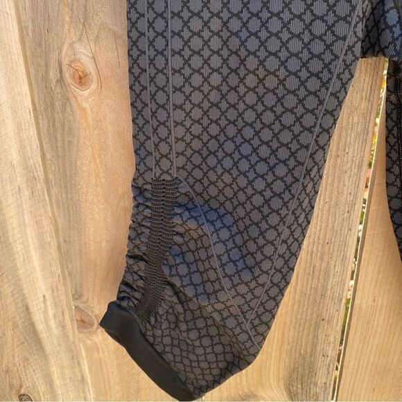 LuluLemon Capri leggings   - Picture 5 of 8